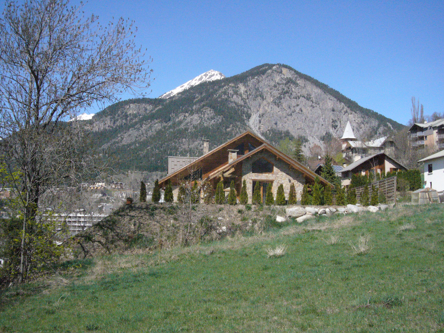 Maison de montagne moderne en bois et pierre dessinée par l'architecte Fabien Ollagnier