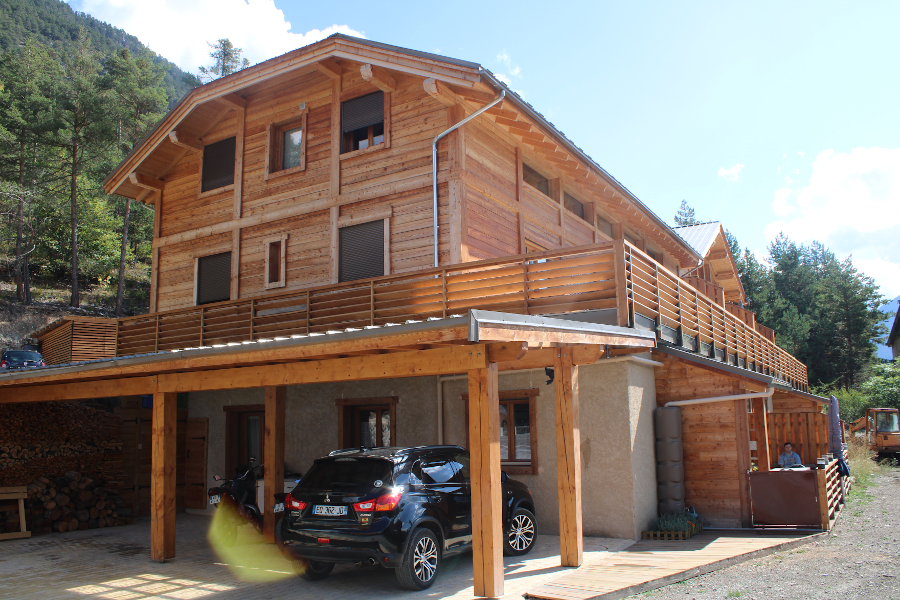 Photo d'un petit immeuble collectif repensé par Fabien Ollagnier architecte dans le var