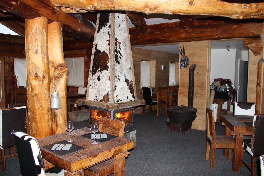 Photo d'un restaurant d'altitude en rondin de bois à Serre-Chevalier, dessiné par l'architecte Fabien Ollagnier