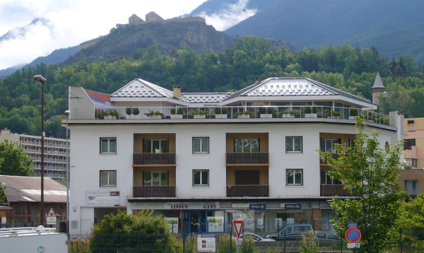 Photo d'un toît d'immeuble à Briançon restructuré par Fabien Ollagnier architecte